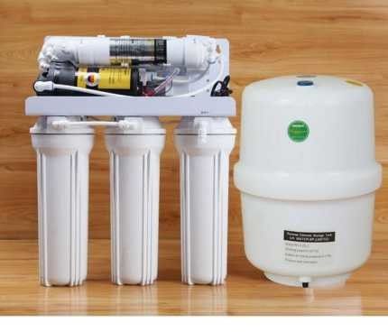 Purificateur d'eau à membrane RO à 5 étages blanc et réservoir de 3,2 g pour la filtration de l'eau domestique